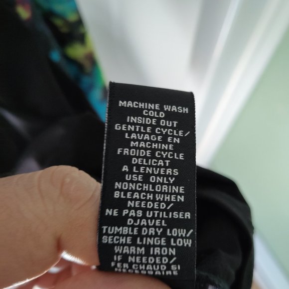 Laura Petite size 4 V-cut front dress, sleeveless multi color design - Picture 6 of 6